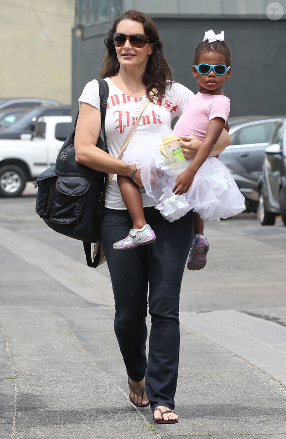 Kristin Davis et sa fille Gemma sortent d'un cours de danse classique à Brentwood, Los Angeles, le 2 août 2014.
