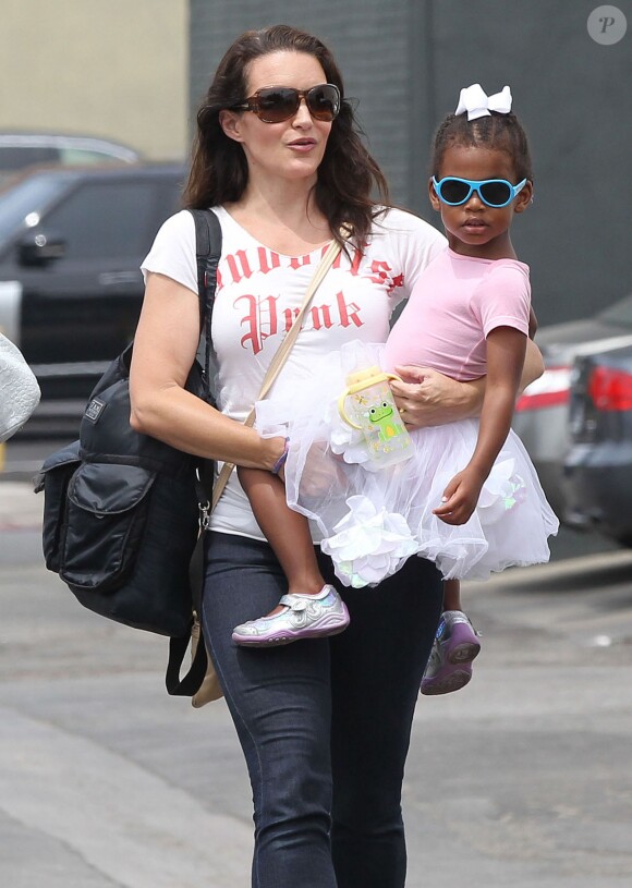 Kristin Davis et sa fille Gemma sortent d'un cours de danse classique à Brentwood, Los Angeles, le 2 août 2014.