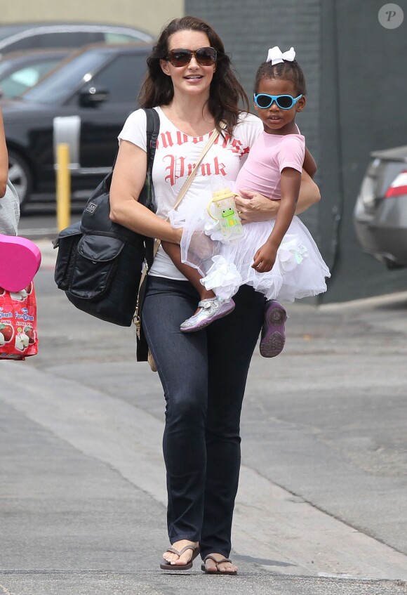 Kristin Davis et sa fille Gemma sortent d'un cours de danse classique à Brentwood, Los Angeles, le 2 août 2014.