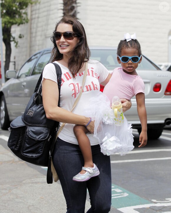 Kristin Davis et sa fille Gemma sortent d'un cours de danse classique à Brentwood, Los Angeles, le 2 août 2014.