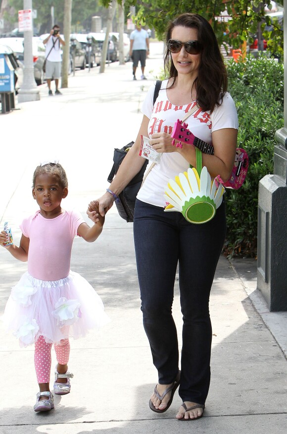 Kristin Davis et sa fille Gemma sortent d'un cours de danse classique à Brentwood, Los Angeles, le 2 août 2014.