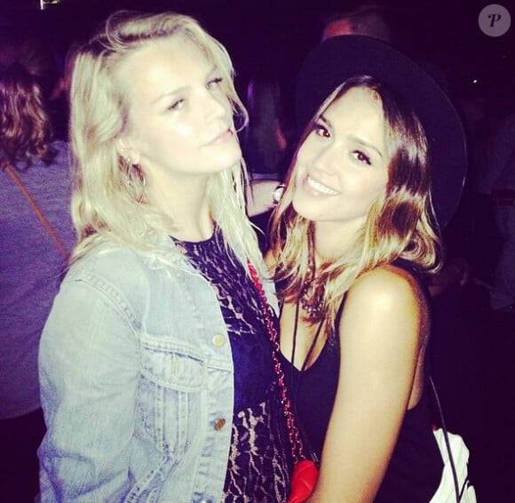 Jessica Alba et son amie Kelly Sawyer au concert de Beyoncé et Jay-Z, le dimanche 3 août 2014 à Los Angeles.