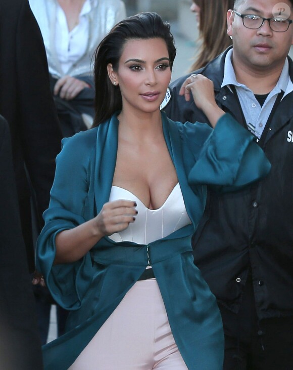 La sublime Kim Kardashian arrive dans les studios de l'émission "Jimmy Kimmel Live!" et change de tenue afin de se rendre sur le plateau à Hollywood, le 4 août 2014.