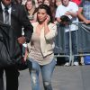 Kim Kardashian arrive dans les studios de l'émission "Jimmy Kimmel Live!"  le 4 août 2014. La belle brune est arrivée en jeans pour enfiler une tenue plus chic afin d'enregistrer l'émission.