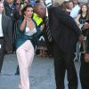 Kim Kardashian arrive dans les studios de l'émission "Jimmy Kimmel Live!" et change de tenue afin de se rendre sur le plateau à Hollywood, le 4 août 2014.