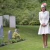 Kate Middleton, duchesse de Cambridge, s'est recueillie au cimetière militaire Saint-Symphorien de Mons, en Belgique, le 4 août 2014 dans le cadre des commémorations du centenaire de la Première Guerre mondiale.