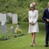 Le duc et la duchesse de Cambridge en visite solennelle au cimetière militaire Saint-Symphorien de Mons, en Belgique, le 4 août 2014 dans le cadre des commémorations du centenaire de la Première Guerre mondiale.