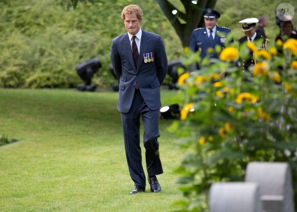 Le prince Harry s'est recueilli au cimetière militaire Saint-Symphorien de Mons, en Belgique, le 4 août 2014 dans le cadre des commémorations du centenaire de la Première Guerre mondiale.