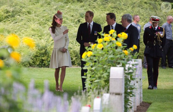 Kate Middleton, le prince William et le Premier ministre David Cameron au cimetière militaire Saint-Symphorien de Mons, en Belgique, le 4 août 2014 dans le cadre des commémorations du centenaire de la Première Guerre mondiale.