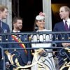 Le duc William et la duchesse Catherine de Cambridge et le prince Harry ont été accueillis par une grande ferveur populaire lors de leur visite officielle à Mons, en Belgique, le 4 août 2014 dans le cadre des commémorations du centenaire de la Première Guerre mondiale.