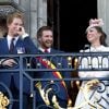 Le duc William et la duchesse Catherine de Cambridge et le prince Harry ont été accueillis par une grande ferveur populaire lors de leur visite officielle à Mons, en Belgique, le 4 août 2014 dans le cadre des commémorations du centenaire de la Première Guerre mondiale.