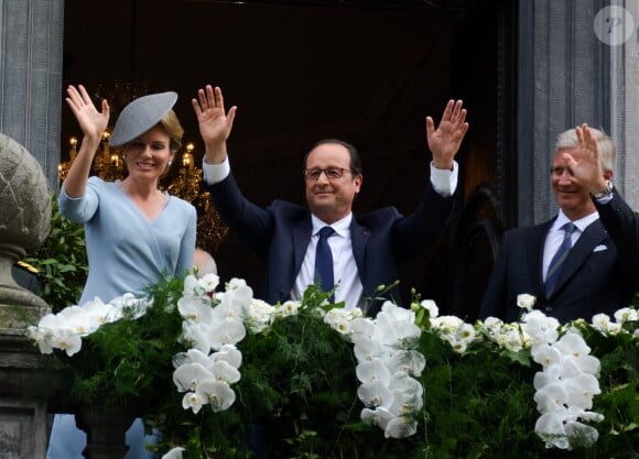 La reine Mathilde de Belgique, François Hollande et le roi Philippe de Belgique saluent le public depuis le balcon de l'Hôtel de ville de Liège, à l'occasion du centième anniversaire de la Première guerre mondiale à Liège en Belgique le 4 août 2014.