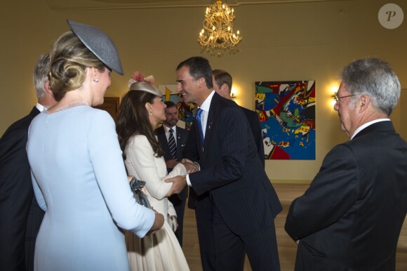 Le roi Felipe VI de Belgique salue Kate Middleton sous le regard de la reine Mathilde de Belgique à Liège le 4 août 2014 lors des commémorations du centenaire de la Première Guerre mondiale.