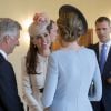 Kate Middleton en discussion avec le roi Philippe et la reine Mathilde de Belgique Kate Middleton à Liège le 4 août 2014 lors des commémorations du centenaire de la Première Guerre mondiale. Derrière eux, le prince William et le roi Felipe VI d'Espagne.
