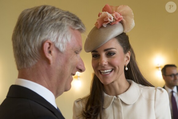 Le roi Philippe de Belgique et Kate Middleton discutent à Liège le 4 août 2014 lors des commémorations du centenaire de la Première Guerre mondiale.