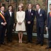 Kate Middleton, le prince William et le prince Harry à l'Hôtel de Ville de Mons, en Belgique, avec le bourgmestre en fonction, le bourgmestre en titre et le gouverneur de province le 4 août 2014 lors des commémorations du centenaire de la Première Guerre mondiale.