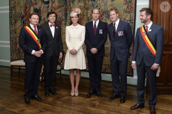 Kate Middleton, le prince William et le prince Harry à l'Hôtel de Ville de Mons, en Belgique, avec le bourgmestre en fonction, le bourgmestre en titre et le gouverneur de province le 4 août 2014 lors des commémorations du centenaire de la Première Guerre mondiale.