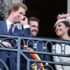 Le prince Harry était hilare au côté de Kate Middleton au balcon de l'Hôtel de Ville de Mons le 4 août 2014