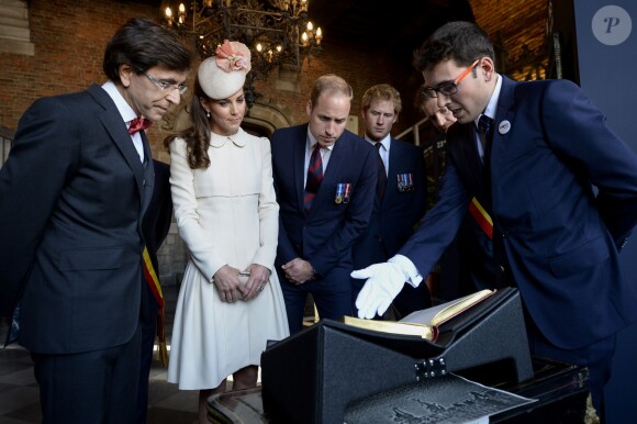 Kate Middleton, le prince William et le prince Harry lors d'une réception à l'Hôtel de Ville de Mons, en Belgique, le 4 août 2014 lors des commémorations du centenaire de la Première Guerre mondiale.