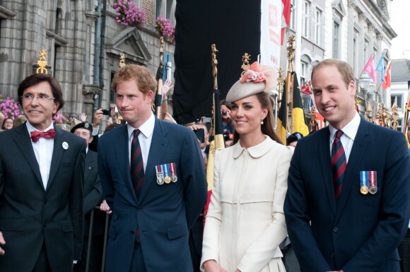 Kate Middleton, le prince William et le prince Harry devant l'Hôtel de Ville de Mons, en Belgique, le 4 août 2014 lors des commémorations du centenaire de la Première Guerre mondiale.
