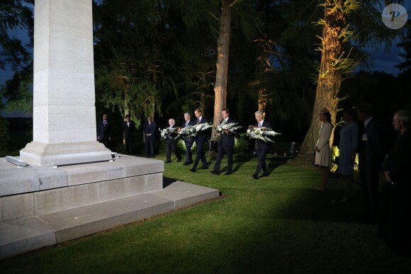 Le président irlandais Michael Higgins, le président allemand Joachim Gauck, le prince William, David Cameron et le roi Philippe de Belgique lors de la cérémonie du souvenir au cimetière militaire Saint-Symphorien de Mons, en Belgique, le 4 août 2014 dans le cadre des commémorations du centenaire de la Première Guerre mondiale.