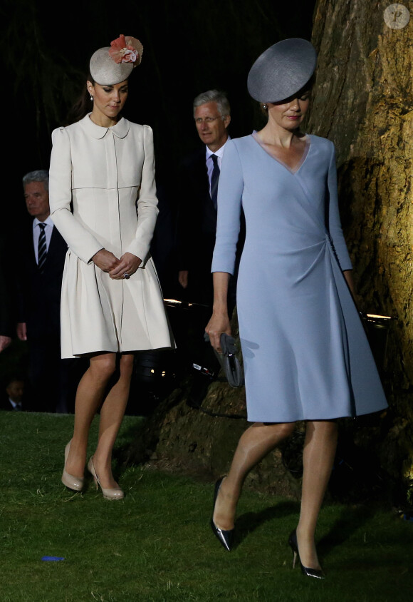 La duchesse Catherine de Cambridge et la reine Mathilde de Belgique lors de la cérémonie du souvenir au cimetière militaire Saint-Symphorien de Mons, en Belgique, le 4 août 2014 dans le cadre des commémorations du centenaire de la Première Guerre mondiale.