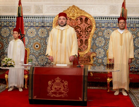 Le roi Mohammed VI du Maroc entouré de son fils le prince héritier Moulay El Hassan et son frère le prince Moulay Rachid à l'occasion de son discours pour la Fête du Trône le 30 juillet 2014, marquant le 15e anniversaire de son règne.