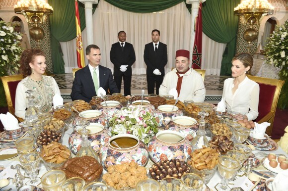 La princesse Lalla Salma du Maroc, le roi Felipe VI d'Espagne, le roi Mohammed VI du Maroc et la reine Letizia d'Espagne lors d'un iftar au palais royal à Rabat le 14 juillet 2014 lors de la visite inaugurale du couple royal espagnol.