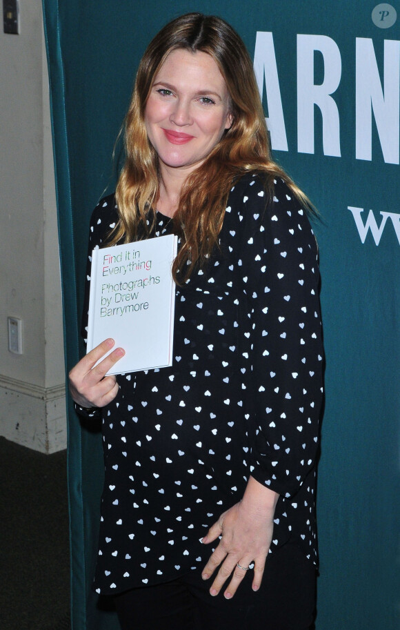 Drew Barrymore, enceinte, présente son nouveau livre "Find It In Everything" à la librairie "Barnes & Noble" à New York, le 10 février 2014 
