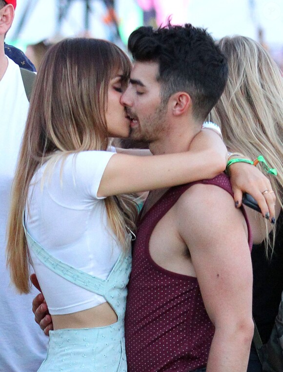 Joe Jonas et sa compagne Blanda Eggenschwiler s'embrassent lors du premier jour du festival de Coachella, en Californie, le 11 avril 2014.