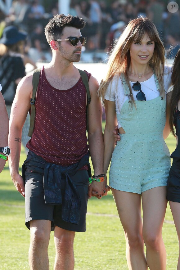Joe Jonas et sa petite amie Bianda profitent du beau temps à Indio, à l'occasion du Festival de Coachella, le vendredi 11 avril 2014.
