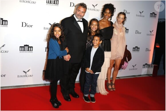 Luc Besson et sa femme Virginie Silla, leurs enfants Sateen, Thalia et Mao, et sa fille Juliette Besson (qu'il a eue avec Anne Parillaud) lors de l'inauguration de la Cité du cinéma à Saint-Denis le 21 septembre 2012
