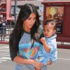 Kim Kardashian et sa fille North à l'aéroport Bob Hope de Burbank. Le 7 août 2014.
