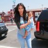 Kim Kardashian et sa fille North à l'aéroport Bob Hope de Burbank. Le 7 août 2014.