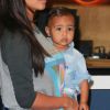 North West, craquante dans les bras de sa maman Kim Kardashian à l'aéroport de Burbank. Le 7 août 2014.