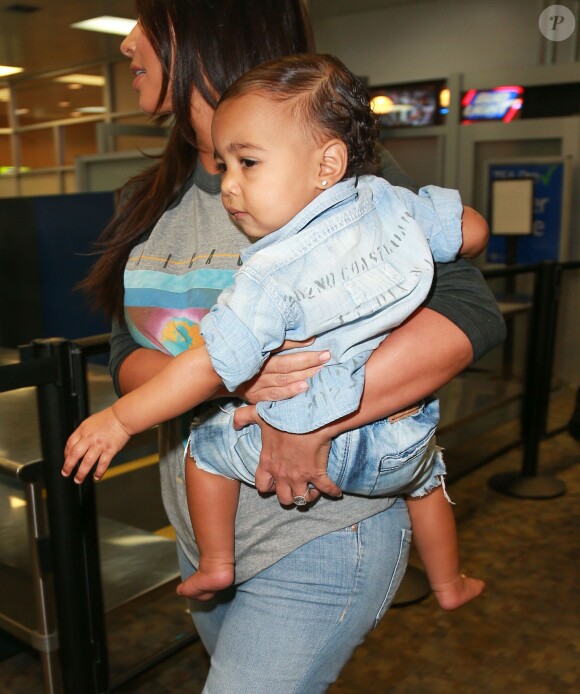 North West et sa maman Kim Kardashian à l'aéroport de Burbank. Le 7 août 2014.