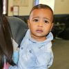 North West, craquante dans les bras de sa maman Kim Kardashian à l'aéroport de Burbank. Le 7 août 2014.