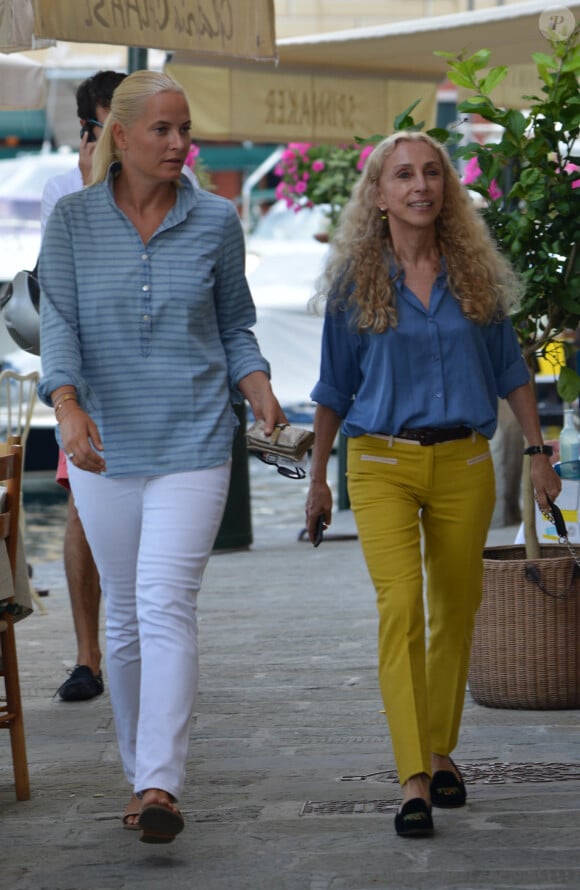 La princesse Mette-Marit de Norvège à Portofino avec Franca Sozzani, rédactrice en chef du Vogue italien, le 2 août 2014