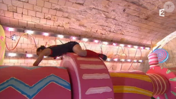 Priscilla fait face à l'épreuve des cylindres dans Fort Boyard, le samedi 9 août 2014.