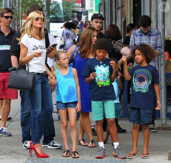 Heidi Klum et ses enfants Leni, Henry, Johan et Lou vont voir le spectacle du Blue Man Group dans le quartier de Soho à New York, le 19 juillet 2014.