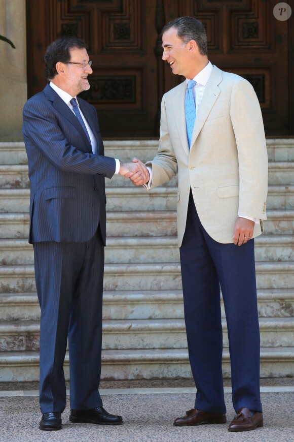 Le roi Felipe VI d'Espagne reçoit le Premier ministre Mariano Rajoy pour la première fois au palais de Marivent à Palma de Majorque, le 8 août 2014.