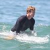 Exclusif - L'acteur Simon Baker fête ses 45 ans en famille en faisant du surf avec ses fils Harry et Claude à Santa Monica, le 30 juillet 2014.