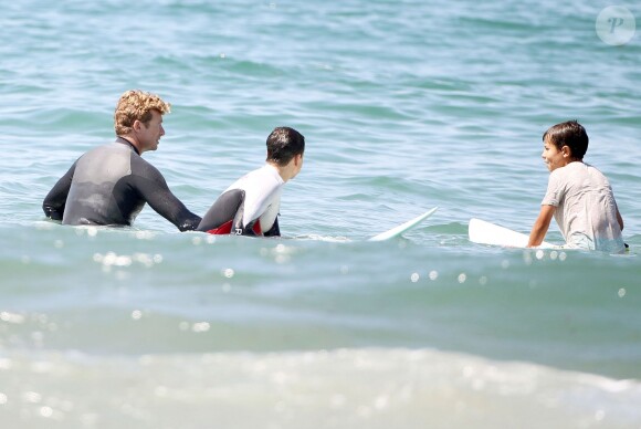 Exclusif - Simon Baker fête ses 45 ans en famille en faisant du surf avec ses fils Harry et Claude à Santa Monica, le 30 juillet 2014.