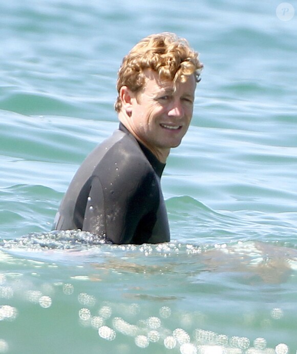 Exclusif - Simon Baker fête ses 45 ans en famille en faisant du surf avec ses fils Harry et Claude à Santa Monica, le 30 juillet 2014.