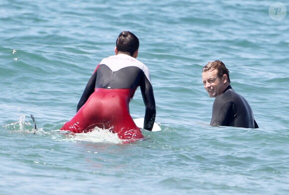 Exclusif - Simon Baker fête ses 45 ans en famille en faisant du surf avec ses fils Harry et Claude à Santa Monica, le 30 juillet 2014.