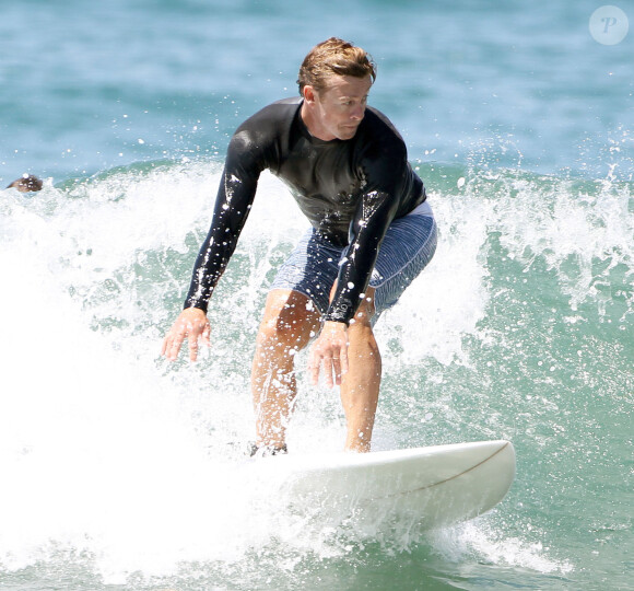 Exclusif - Simon Baker fête ses 45 ans en famille en faisant du surf avec ses fils Harry et Claude à Santa Monica, le 30 juillet 2014.