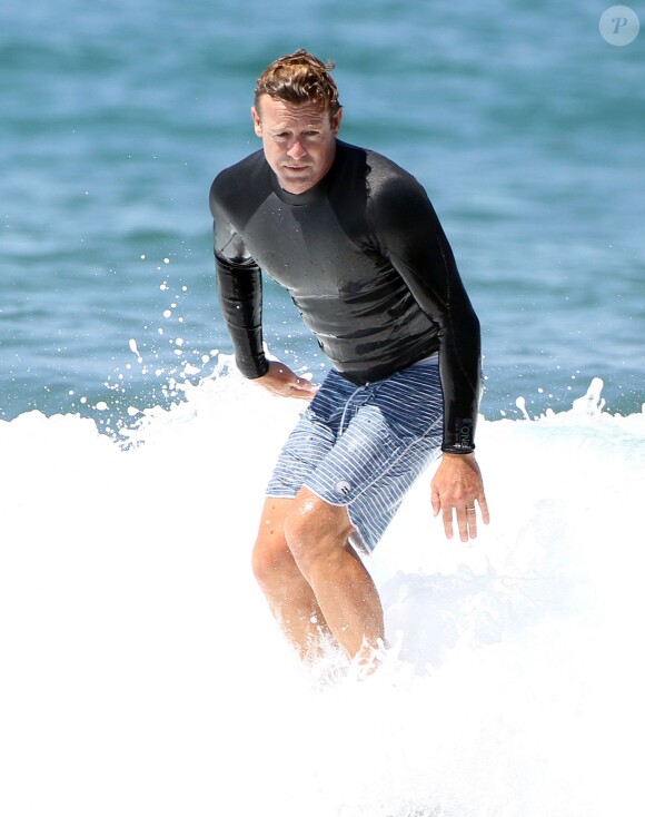 Exclusif - Simon Baker fête ses 45 ans en famille en faisant du surf avec ses fils Harry et Claude à Santa Monica, le 30 juillet 2014.