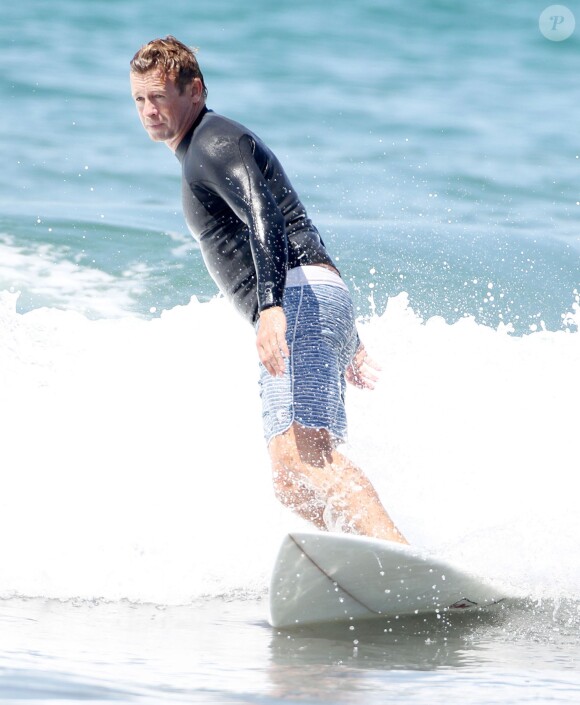 Exclusif - Simon Baker fête ses 45 ans en famille en faisant du surf avec ses fils Harry et Claude à Santa Monica, le 30 juillet 2014.