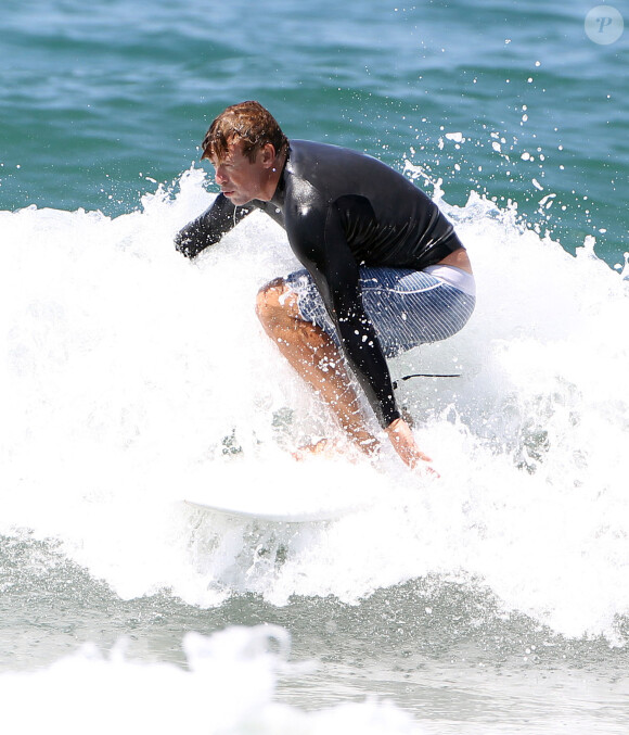 Exclusif - Simon Baker fête ses 45 ans en famille en faisant du surf avec ses fils Harry et Claude à Santa Monica, le 30 juillet 2014.