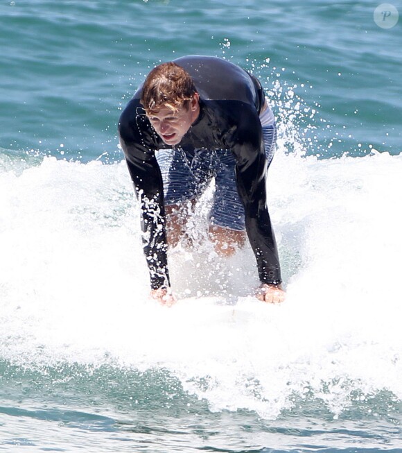 Exclusif - Simon Baker fête ses 45 ans en famille en faisant du surf avec ses fils Harry et Claude à Santa Monica, le 30 juillet 2014.